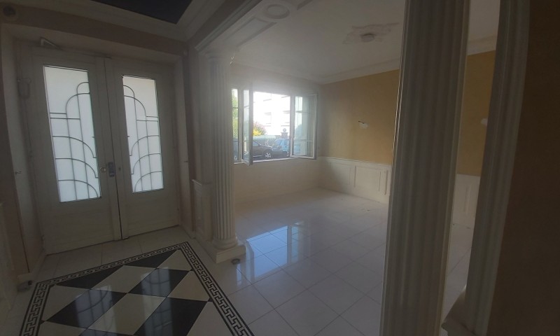 VILLA AVEC DEPENDANCE A LOUER A L'ANNEE